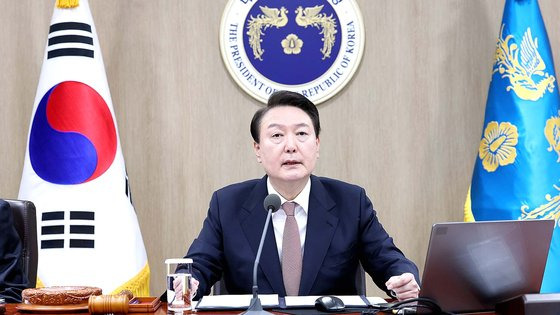 윤석열 대통령이 21일 서울 용산 대통령실 청사에서 열린 국무회의에서 한일관계 정상화 등에 대해 발언하고 있다. [연합뉴스]