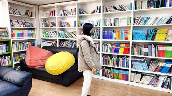 수도권 한 보육원의 자립지원전담요원 정모 선생님이 아이들이 사용하는 도서관을 둘러보고 있다. 양수민 기자