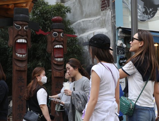 포근한 봄날씨를 나타낸 22일 서울 종로구 인사동 거리에서 시민들이 겉옷을 벗었거나, 반팔 티셔츠를 입은 채로 산책하고 있다. 뉴스1
