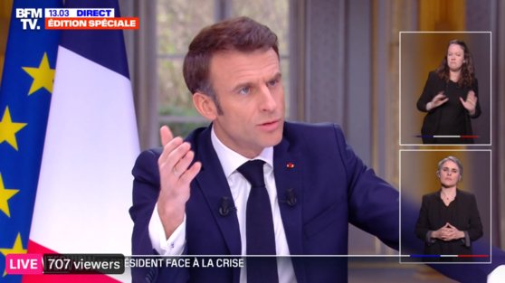 에마뉘엘 마크롱 프랑스 대통령이 22일(현지시간) 방송에 출연해 연금 개혁안에 대해 설명하고 있다. 프랑스 보도채널 BFMTV 트위터 캡처