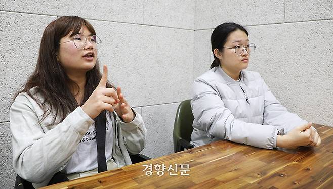 특성화고 졸업생 조문수(왼쪽,19)·김미성(20)씨가 15일 서울 서초구에 위치한 스터디카페에서 경향신문과 인터뷰를 하고 있다. 성동훈 기자