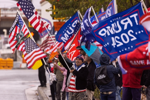 미국 캘리포니아 라구나힐스에서 도널드 트럼프 전 대토령 지지자들이 집회를 열고 있다. 로이터연합뉴스
