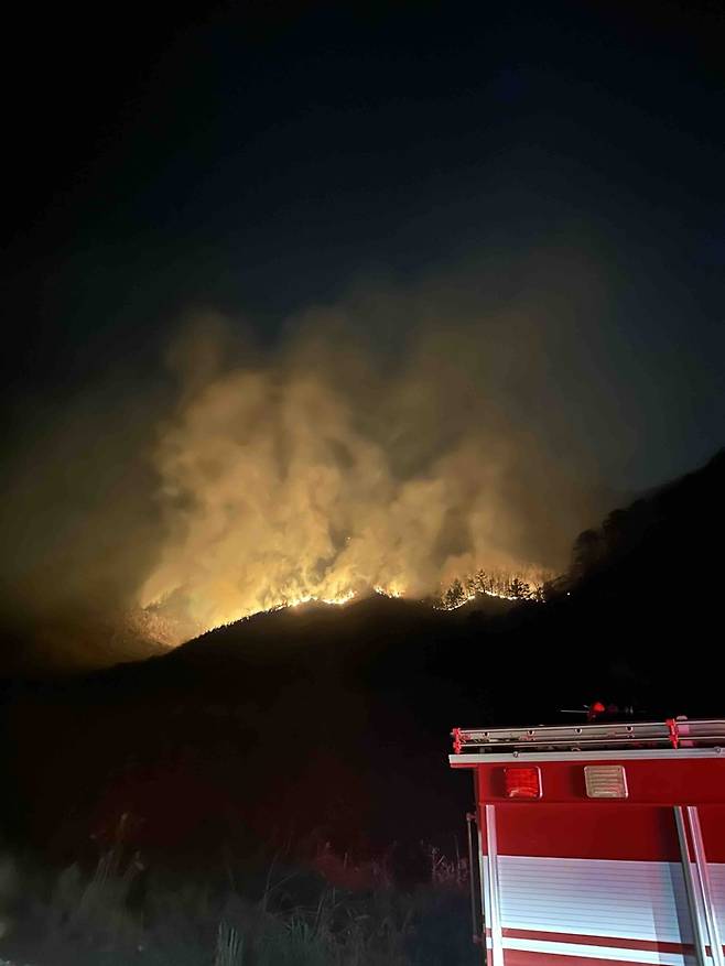 22일 오후 9시쯤 강원 화천군 하남면의 군부대 사격장 인근 산에서 불길이 치솟고 있다. 강원소방본부 제공