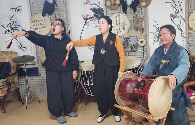 대전 중구 한국남천문화예술원 연습실에서 지난 21일 박현우 대표와 제자 박점수·김남희씨(오른쪽부터)가 ‘한밭아리랑’을 연습하고 있다. ‘한밭아리랑’은 박 대표가 만든 새로운 아리랑이다.