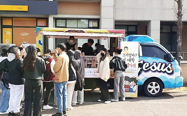 지난 8일 대전 목원대 학생들이 트럭 앞에서 커피를 받기 위해 줄을 서고 있는 모습. 백두용 목사 제공