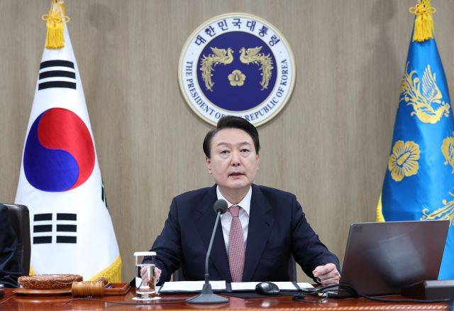 윤석열 대통령이 21일 서울 용산 대통령실 청사에서 열린 국무회의에서 한일관계 정상화 등에 대해 발언하고 있다. 연합뉴스