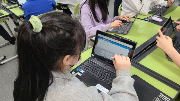 경남 김해시 관동초등학교 6학년 학생이 지난 17일 열린 수학 수업에서 스마트펜을 들고 분수 나누기 문제를 풀고 있다. 이 학교 학생들은 인공지능(AI)이 탑재된 디지털 교과서로 공부하고 있다. 사진=이도경 기자