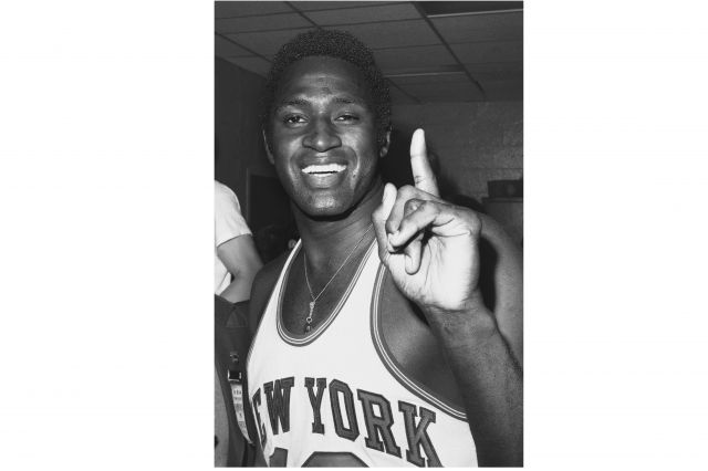 1970년 LA 레이커스와의 NBA 파이널 7차전에 출전한 윌리스 리드가 라커룸에서 팀의 첫 NBA 우승을 축하하고 있다. AP뉴시스