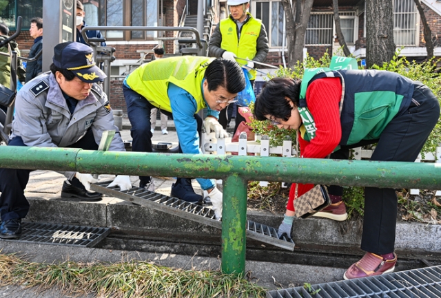 서강석 송파구청장과 주민들이 21일 풍납1동에서 대청소를 하고 있는 모습. 송파구 제공