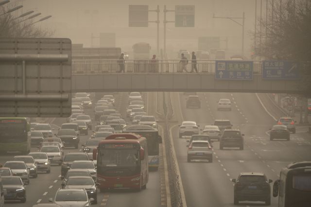중국 베이징 중심업무지구가 22일 황사로 뿌옇게 물들어 있다. 이날 오전 8시 베이징 전역의 공기질지수(AQI)는 최악인 6급 '엄중 오염' 상태를 기록했다. 주된 오염물질은 미세먼지(PM 10)였다. AP연합뉴스