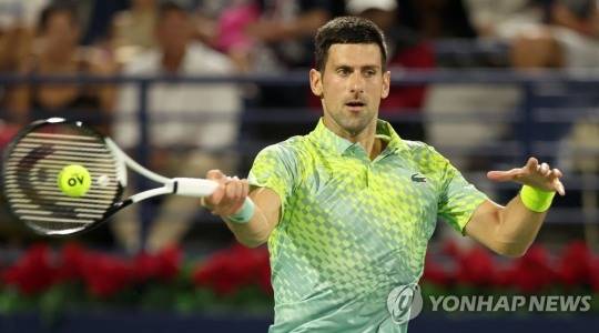 코트 구석 구석을 넓게 쓰며 베이스라인을 공략하는 공격전형을 갖고 있는 조코비치의 올 호주오픈 경기 모습. [연합뉴스 자료사진]