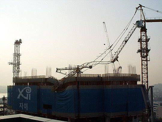 ▲2010년 10월6일 서울 서교동 GS건설 자이 공사현장에서 타워크레인 4호기의 지브가 뒤집히면서 4호기 기사가 사망하고, 외벽 작업을 하던 건설노동자가 사망했다. 자이는 완공 뒤 이후 메세나폴리스로 이름이 변경됐다. 사진=민주노총 건설노조