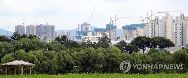 대구시내 곳곳에서 신축단지 공사가 한창인 모습. [사진 출처 = 연합뉴스]