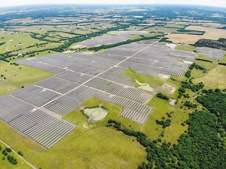 중국 신장위구르 자치구의 한 태양광발전소에서 노동자들이 태양광 패널을 설치하고 있다(위쪽). 한화솔루션 큐셀 부문이 건설한 미국 텍사스주 태양광발전소. [AP·한화큐셀 제공]