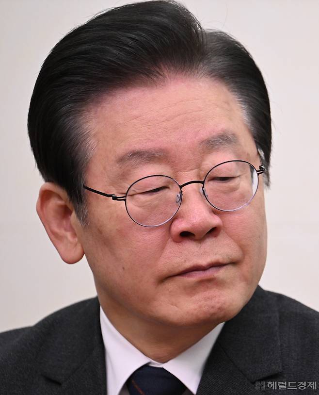 이재명 더불어민주당 대표가 22일 서울 영등포구 여의도 국회에서 열린 최고위원회의에 참석하고 있는 가운데 굳은 표정을 짓고 있다. 임세준 기자