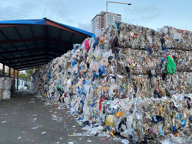 2020년 10월 서울 용산구 용산구재활용선별장에 선별작업을 마치고 버려진 재활용 쓰레기가 약 4m 높이로 쌓여 있다. [헤럴드DB]