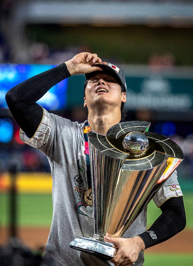 2023 WBC 우승 트로피 들고 감격한 오타니. 연합뉴스