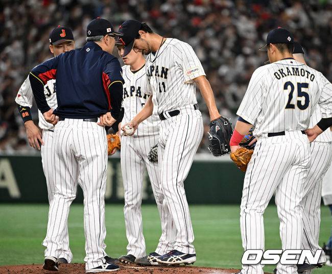 [OSEN=도쿄(일본), 손용호 기자]3회초 2사 2루에서 일본 요시이 마사토 투수코치가 마운드에 올라 다르빗슈와 이야기를 나누고 있다. 2023.03.10