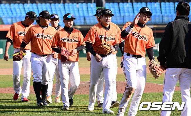 [OSEN=대전, 조은정 기자]&nbsp;한화 선수들이 승리를 기뻐하고 있다. 2023.03.18