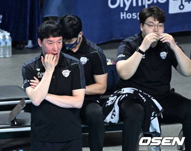 [OSEN=장충, 이대선 기자] 22일 서울 장충체육관에서 도드람 2022-23 V-리그 남자부 준플레이오프를 우리카드와 한국전력의 경기가 열렸다.1세트 우리카드 신영철 감독이 경기를 바라보고 있다. 2023.03.22 /