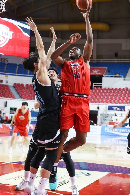 21일 프로농구 경기에서 울산 현대모비스의 저스틴 녹스가 서울 삼성의 림을 노리고 있다. KBL 제공