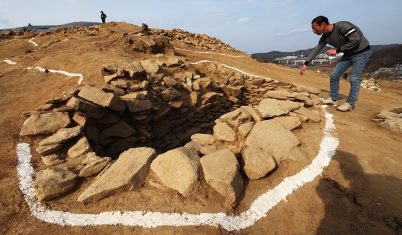 박연서 한얼문화유산연구원 책임연구원이 22일 세종시에서 백제 한성 도읍기(기원전 18년∼475년)에 조성된 것으로 추정되는 대형 고분군 확인 현장에서 석곽묘에 관련해 설명하고 있다. 연합뉴스