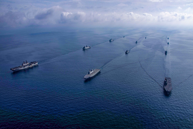 '쌍룡훈련’에 참가 중인 한·미 해군 상륙기동부대가 21일 포항 근해에서 호송작전을 펼치고 있다. 사진 앞열 오른쪽부터 한국 해군의 독도함(LPH), 마라도함(LPH), 미국 해군의 마킨 아일랜드함(USS Makin Island, LHD). /사진제공=해군