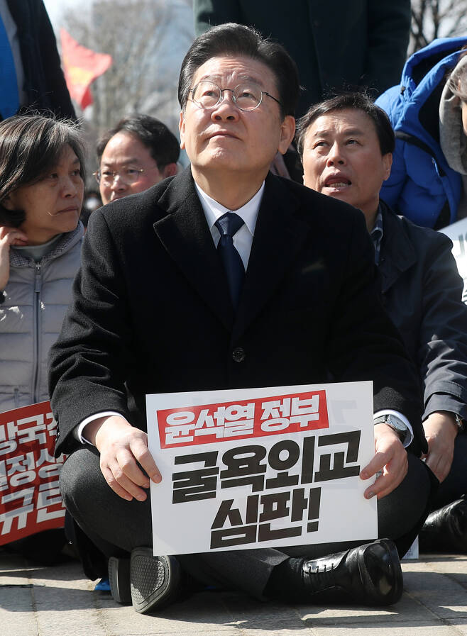 더불어민주당 이재명 대표가 18일 서울광장에서 열린 '강제동원 해법 및 한일정상회담을 규탄하는 3차 범국민대회'에 참석해 시작을 기다리고 있다. ⓒ연합뉴스