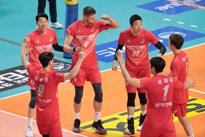 남자배구 한국전력 선수들이 22일 서울 장충체육관에서 열린 V리그 준플레이오프에서 우리카드를 상대로 득점 후 기뻐하고 있다. 연합뉴스