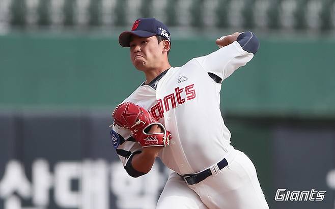 ▲ 제구 문제에 고전하고 있는 롯데 최대 기대주 김진욱 ⓒ롯데자이언츠