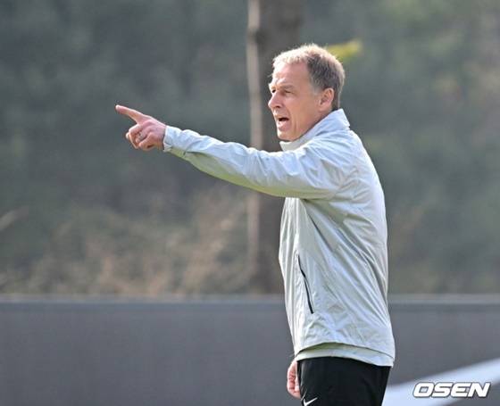 위르겐 클린스만 한국 축구대표팀 감독이 소집훈련에서 선수들에게 지시를 내리고 있다. /사진=OSEN 제공