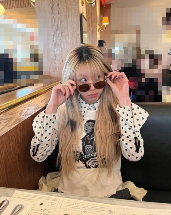 트와이스 채영이 나치 문양 티셔츠를 착용한 사진을 공개했다가 논란이 됐다./사진=채영 인스타그램