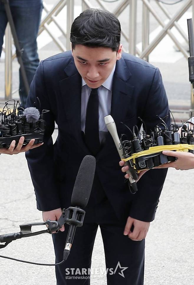 해외 원정도박 혐의를 받고 있는 빅뱅 전 멤버 승리가 28일 오전 서울 중랑구 묵동 서울지방경찰청 지능범죄수사대에서 조사를 받기 위해 출석하고 있다.  승리는 양현석 전 YG엔터테인먼트 대표와 함께 해외를 오가며 13억원 상당 외국환거래(환치기)를 했다는 의혹을 받고 있다. /사진=김창현 기자 chmt@