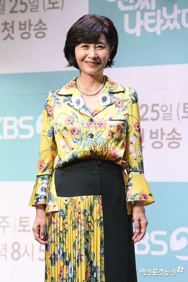 The new Weekend Drama Oh really. Revealed extraordinary confidence.KBS 2TV New WeekendDrama Oh really. On the afternoon of the 22nd, a production presentation was held at the Ramada Seoul Sindorim Hotel in Guro-gu, Seoul.Actors Baek Jin-hee, Ahn Jae-hyun, Cha Joo-Young, Justice, Kang Bu-Ja, Hong Yo-seop, Cha Hwa-Yeon, Hye-ok KIM, Kim Chang-wan and Han Joon-seo were present.Oh really. Oh really.It is a drama about the growth of these families who are reborn as avengers through pregnancy, childbirth and childcare with the story of For Keeps and the fake contract romance of the unmarried man.On this day, Han Joon-seo commented on the concrete TV viewer ratings of KBS Weekend Drama, saying, The previous works were good dramas, but it is burdensome as a director because I made an unsatisfactory result.The audiences appetite is so tricky that if you go a little harder, you say The Horribly Slow Murderer with the Extremely and if you go a little nice, you are bored. The most appropriate thing is that the Horribly Slow Murderer with the Extremely, which does not suck in the middle, seems to have a lot of fun.When you look at the whole drama, it seems that there is a part that progresses even if you swear at the necessary part.If we do our best, I think it would be a good result if we study and study the part that viewers want to see and have fun. Kang Bu-Ja overwhelmed the atmosphere with his mere presence.Kang Bu-Ja, who plays Eun Geum-sil, the grandmother of Gong Tae-kyung (Ahn Jae-hyun), said, Ive done up to 59% of Weekend Drama TV viewer ratings, adding, I dont expect that much because there are so many programs and channels these days.However, I do not think our work will go to 50%, revealing confidence and received applause from young actors.Hye-ok KIM plays Kang Bong-nim, the mother of the main character Oh Yeon-doo (Baek Jin-hee).When I do a lot of work, it is not easy to catch the character of my mother, and I have a lot of troubles. Kang Bong is a mother who is hot and has the shortest learning string compared to her mother. I was worried about how I could express it appropriately and lovingly because it could be overdone and disgusting. (In the drama) I go to the elderly school. Kim Chang-wan is the principal.Kim Chang-wan and I had a chance to breathe in my previous work, but this time too well, so I want to be able to do it. Kim also boasted Kimi with Chang-wan.Kim Chang-wan is the father of Cha Joo-young. Kim Chang-wan said, I am the principal of the elderly school, but the aging society is not the story yesterday.Ive done a few good times in the past, and I wanted to throw me into the future society rather than going back to a good role in doing this drama. Kim Chang-wan said, Oh really. Oh really. Oh really. I think its a journey to find love.Of course, there are a lot of old scenes, memories and tender stories, but I understand this drama as a distant future, a future drama that will come soon. I want to go there. Queen of Weekend Drama Cha Hwa-Yeon plays the role of Gong Tae-kyungs mother Lee In-ok. Cha Hwa-Yeon commented on the reason for the popularity of Weekend Drama, There seem to be many elements that can be sympathetic to living.Especially middle-aged people, young peoples anxieties, aging and so on. Its very difficult to drag 50 episodes, and its quite difficult if the actors dont really have a lot of fun working together. Ive taken all the works Ive done in a friendly way. I think its best to take pictures in good health and harmony.If the atmosphere is bad, TV viewer ratings seem to have fallen. It feels good to be the queen of TV viewer ratings, but the atmosphere was good for each piece I took.Our work will be like this, he smiled with a relaxed smile.With all the actors showing their confidence, it is worth noting whether they will be able to surpass the previously aired Three Brothers and Sisters Bravely.On the other hand, Oh really. Will be broadcasted at 8:05 pm on the 25th.