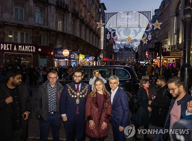 라마단 거리 조명 행사 참석한 사디크 칸 런던 시장  [로이터 연합뉴스 자료사진. 재판매 및 DB 금지]