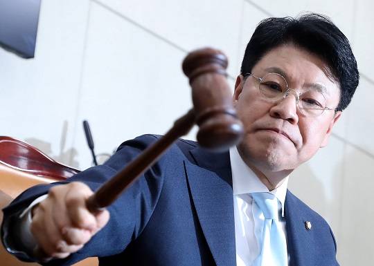 장제원 국회 행정안전위원장이 지난 22일 서울 여의도 국회에서 열린 전체회의에서 법안을 의결하며 의사봉을 두드리고 있다. 사진=뉴시스