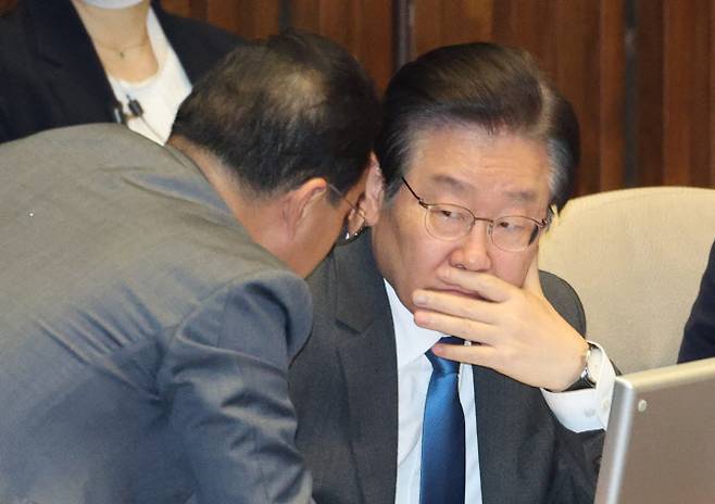 이재명(왼쪽) 더불어민주당 대표와 박홍근 원내대표가 23일 오후 국회에서 열린 본회의에서 대화하고 있다.(사진=연합뉴스)