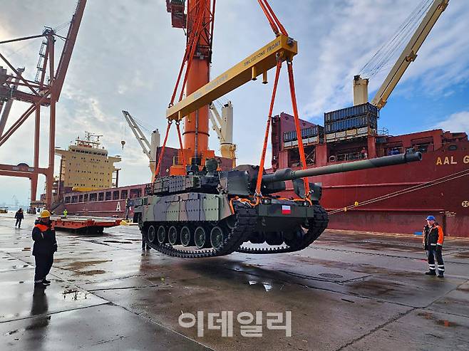 폴란드 그드니아 항구에 도착한 K2 전차 모습.(사진=현대로템.)