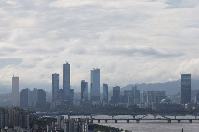 서울 마포구 하늘공원에서 바라본 여의도 증권가 저편으로 뿌연 구름이 보이고 있다. (사진=연합뉴스)