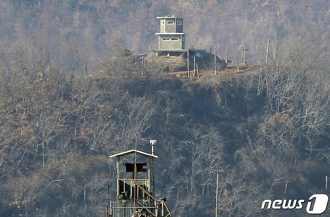 경기도 파주시 접경지역에서 바라본 북한군 초소. 2022.1.2/뉴스1 ⓒ News1 박정호 기자