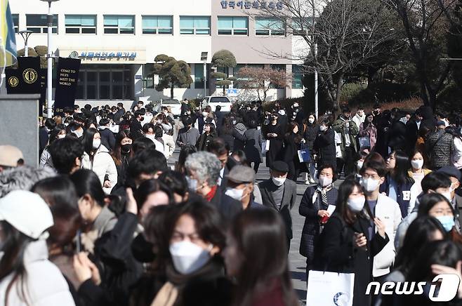 2023학년도 입학식을 마친 신입생들과 학부모들로 붐비는 한국외국어대학교 캠퍼스. /뉴스1 ⓒ News1 김민지 기자