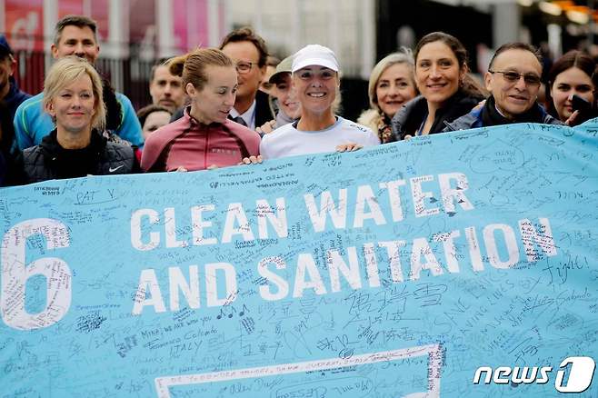 '울트라 마라토너' 미나 굴리(Mina Guli·52)가 22일(현지시간) 2023 유엔 물 회의 개막을 앞두고 200번째 마라톤을 완주하면서 지난 1년간의 대장정에 마침표를 찍었다. ⓒ AFP=뉴스1 ⓒ News1 박재하 기자