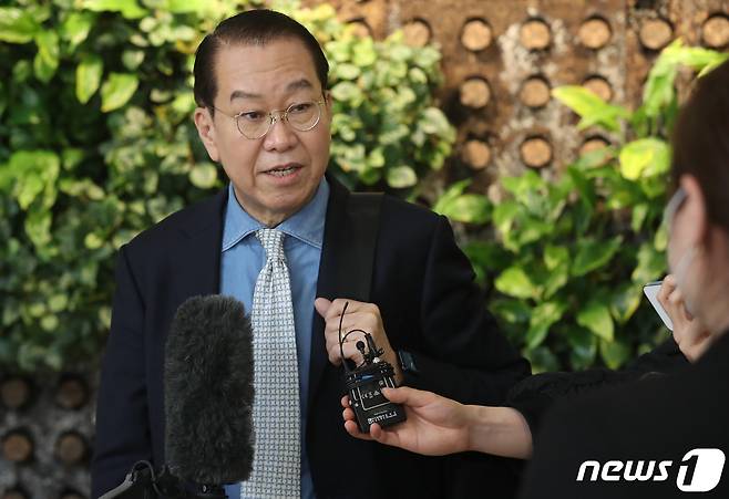 권영세 통일부 장관이 22일 서울 강서구 김포국제공항에서 일본으로 출국에 앞서 취재진의 질문을 받고 있다. 2023.3.22/뉴스1 ⓒ News1 송원영 기자