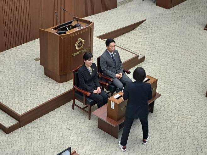 세종시의회 민주당 소속 의원들이 23일 욕설 논란을 빚은 김학서 2부의장에 대한 불신임안 투표를 하고 있다. ⓒ 뉴스1 장동열 기자
