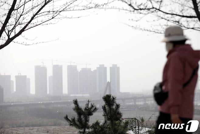 경기·인천에 올 봄 첫 황사경보가 발령된 23일 오후 인천 연수구 해넘이공원에서 바라본 인천 도심일대가 뿌옇게 보이고 있다. 기상청, 환경부 등에 따르면 이날 오후 '나쁨' 수준인 미세먼지 농도는 인천과 경기 북부에서 '매우나쁨'으로 치솟은 뒤 서울과 경기 남부, 충남으로 확대될 전망이다. 2023.3.23/뉴스1 ⓒ News1 황기선 기자