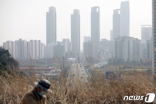 경기·인천에 올 봄 첫 황사경보가 발령된 23일 오후 인천 연수구 해넘이공원에서 바라본 인천 도심일대가 뿌옇게 보이고 있다. 기상청, 환경부 등에 따르면 이날 오후 '나쁨' 수준인 미세먼지 농도는 인천과 경기 북부에서 '매우나쁨'으로 치솟은 뒤 서울과 경기 남부, 충남으로 확대될 전망이다. 2023.3.23/뉴스1 ⓒ News1 황기선 기자