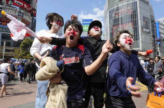 22일 일본대표팀이 미국을 누르고 2023WBC 대회 우승을 거두자 도쿄 시내에 분장한 야구팬들이 격하게 기뻐하고 있다. 도쿄|EPA연합뉴스