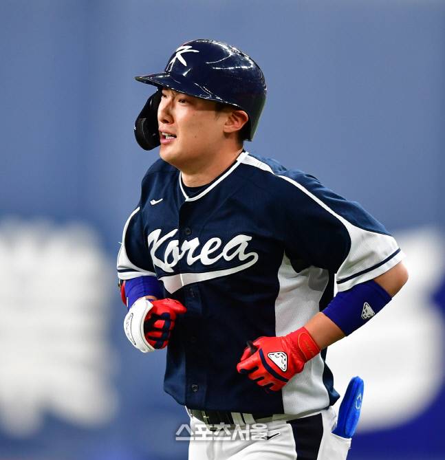 WBC 대표팀 최지훈이 6일 오사카 교세라돔에서 열린 일본 오릭스 버팔로즈와 대한민국 WBC 대표팀의 평가전 9회초 2사 1루에서 내야안타로 출루하고 있다. 오사카 | 강영조기자kanjo@sportsseoul.com