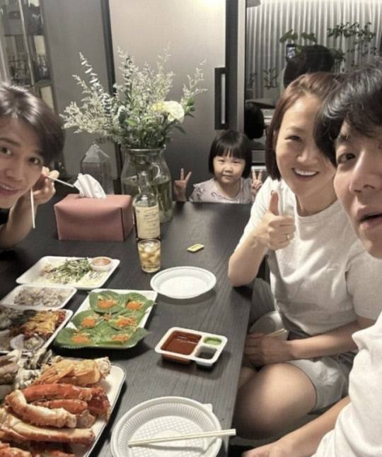 장윤정-도경완 부부와 뮤지컬 배우 손준호. 제공 | 도경완 채널