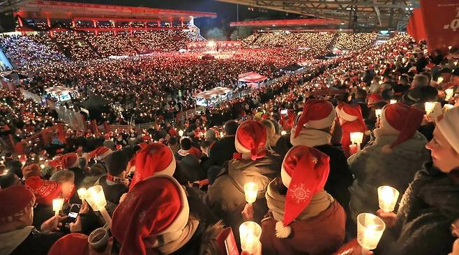 우니온 베를린 팬들이 매년 크리스마스 즈음에 여는 합창 행사 풍경. / 트위터